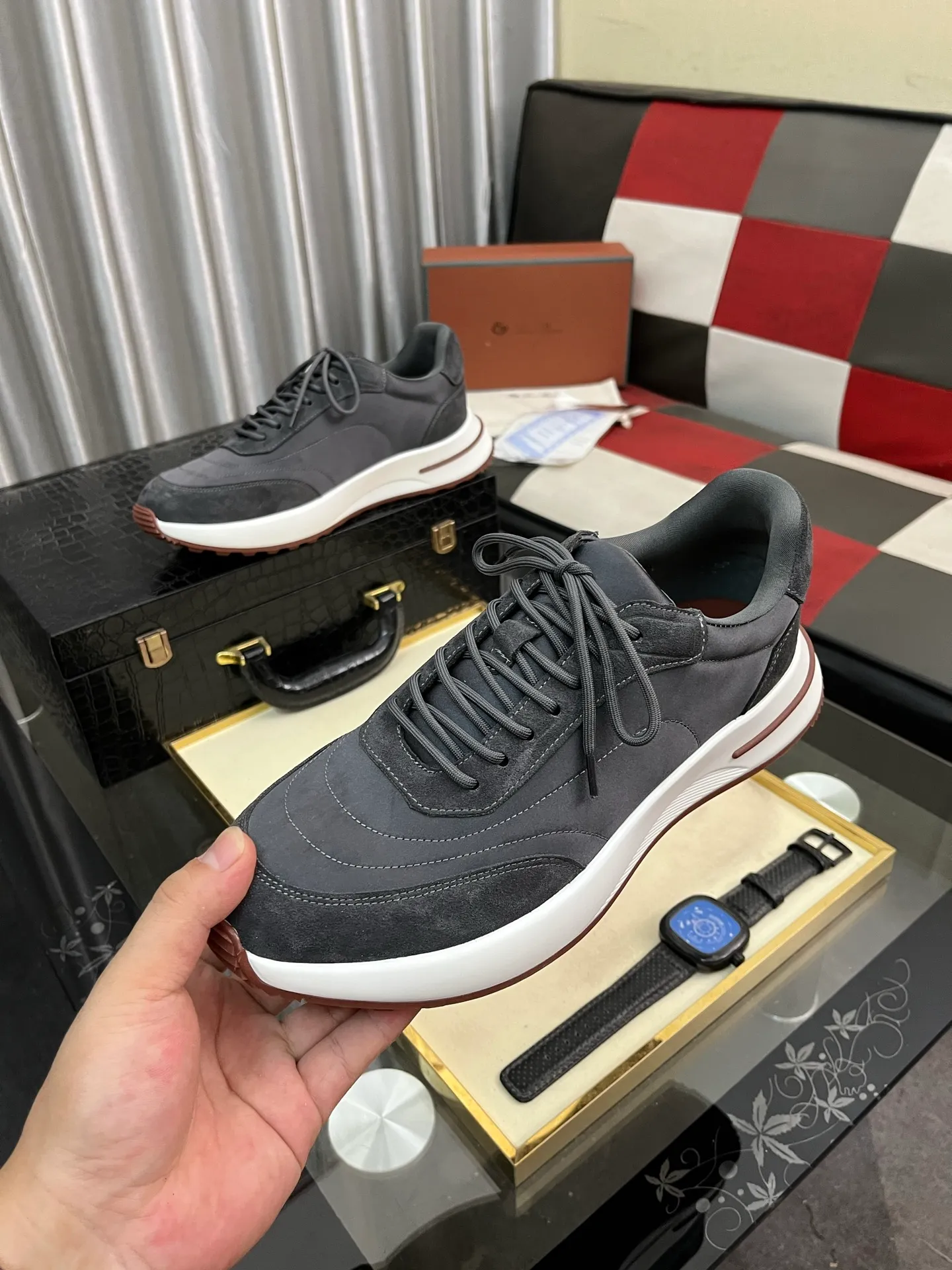 Men's shoes 💰458⌚️⌚️ Loro Pian* Loro Pian* casual shoes are made of cowhide frosted cowhide. Unique texture, simple and elegant, in line with Asian shoe lasts. Almond toe bar, apron style toe, drum-stitched upper. Same color stitching details. Slip-on style for easy on and off. Original color full cowhide lining. The insole is decorated with the 🈶️ brand logo. The original open-molded TPU raw rubber outsole. The soft rubber sole has super grip performance. Comfortable and casual style. You can create 🉑casual🉑formal urban style at will!  Code number: 38-44